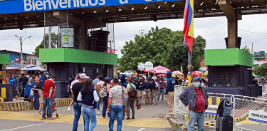 Venezolanos cruza un paso fronterizo con Colombia