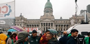 Trabajadores del sector público se manifiestan frente al Congreso de Argentina, en Buenos Aires