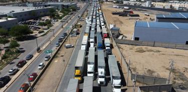 Cola kilométrica de camiones de carga, esperan su turno el la caseta de Ciudad Juárez para cruzar a El Paso, Texas