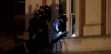 Imagenes de CNN donde se ve a agentes de la Policía de Nueva York entrando por una ventana en el edificio de Columbia Hamilton Hall