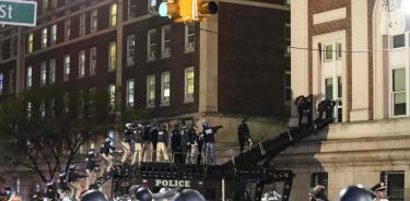 Policías de Nueva York irrumpen por una ventana del edificio Hamilton Hall para desalojar a los estuadiantes propalestinos