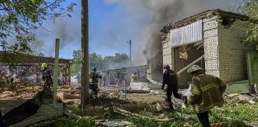 Rescatistas ucranianos en el lugar de un ataque contra infraestructura civil en Kharkiv, Ucrania