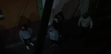 Imagen de video en el se aprecia a un grupo de hombres cubiertos de rostro que presuntamente hicieron disparos al darse cuenta que eran grabados.