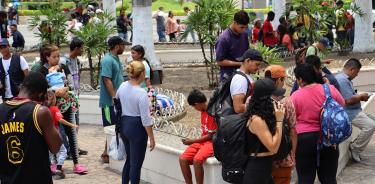 Migrantes captados en una plaza de Tapachula, en Chiapas/