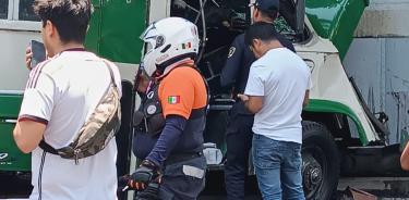 Choque de camión contra columna del Metro Tezonco deja un saldo de 10 lesionados