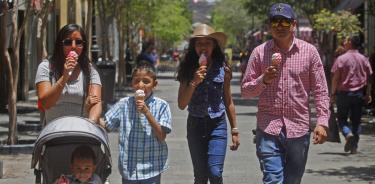 Las temperaturas altas en Guadalajara obligan a las personas que visitan el centro histórico a refrescarse con bebidas y a cubrirse de los rayos del sol/ CUARTOSCURO/