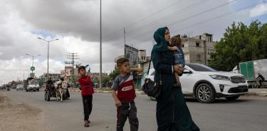 Una palastina y sus hijos huyen a pie de la zona este de Rafah que va a ser invadida por las tropas israelíes