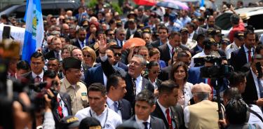 El presidente de Guatemala, Bernardo Arévalo de León, llega para presentar ante el Congreso una iniciativa para reformar la ley interna de la Fiscalía este lunes en Ciudad de Guatemala