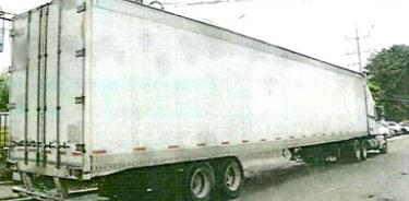 Imagen del tractocamión en el que un chofer fue secuestrado para robarle la mercancía que trasladaría desde Puebla hasta otro punto del país.