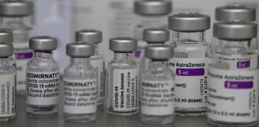 AstraZeneca cesará la comercialización de su vacuna Vaxzevria en la Unión Europea debido a la baja demanda y el excedente de vacunas en el mercado, a partir de mañana