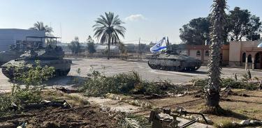 Tanque con la bandera israelí en el paso de Rafah, este martes