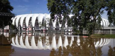 Fotografía que muestra las inundaciones en el estadio de fútbol Beira-Rio y sus alrededores, ubicado a orillas del lago Guaíba en la ciudad de Porto Alegre
