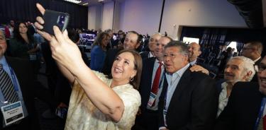 Xóhitl se toma selfies con los consejeros de BBVA