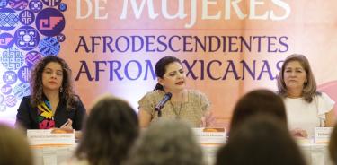 Al centro, la magistrada presidenta del TEPJF, Mónica Soto Fregoso, en un encuentro con mujeres afrodescendientes afro mexicanas.