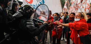 Manifestantes discuten con policías durante un piquete convocado por la Unión de Trabajadores de la Economía Social (UTEP) este martes en Vicente López, Buenos Aires