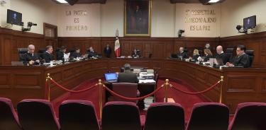 El ministro Alfredo Gutiérrez Ortiz Mena (primero a la der.) pidió retirar su proyecto de resolución a la acción de inconstitucionalidad por extinción de 109 fideicomisos.