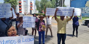 Beneficiarios de leche Liconsa se manifestaron este martes en demanda de que se les reparta el producto.