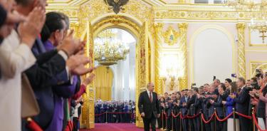 El presidente ruso, Vladimir Putin, es aplaudido por sus invitados en el salón del Trono de los zares del Kremlin