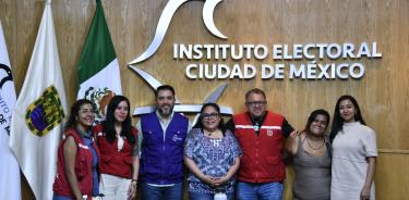 Comisionada del INFOCDMX, María del Carmen Nava Polina, y miembros de la Red de Observación Electoral del IECM, así como representantes de agrupaciones políticas locales