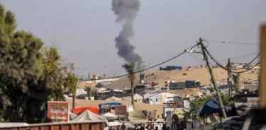Una columna de humo se eleva tras un ataque aéreo israelí en Rafah, sur de la Franja de Gaza.