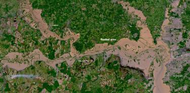 Vista satelital de las extensas áreas inundadas (color café) del estado de Río Grande do Sul y su capital, Porto Alegre,