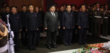 El líder de Corea del Norte, Kim Jong-un, rinde tributó al ideólogo del régimen, Kim Ki-nan