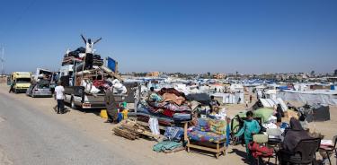 Palestinos en Rafah se preparan para abandonar la ciudad que ha sido blanco de bombardeos israelíes/