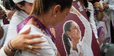 La candidata presidencial Claudia Sheinbaum recibe un obsequio durante un mitin en Orizaba, Veracruz