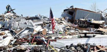 Fotografía de archivo de los escombros causados por un tornado en Estados Unidos.