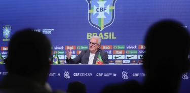 El seleccionador brasileño, Dorival Junior, habla durante el anuncio de los jugadores para la Copa América este viernes