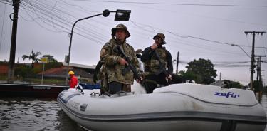 Militares recorren una zona inundada este viernes en Canoas, región metropolitana de Porto Alegre (Brasil)