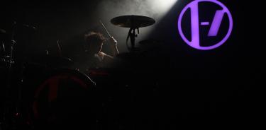 El dúo estadounidense Twenty One Pilots extiende la narrativa sobre salud mental en su nuevo álbum 'Clancy', que presentó en un concierto en Londres esta semana.