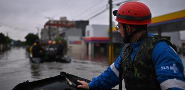Un médico de la Fuerza de Seguridad Nacional recorre una zona inundada este viernes en Canoas, región metropolitana de Porto Alegre (Brasil).
