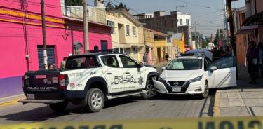Una patrulla municipal impactó el auto del hijo del aspirante morenista a la alcaldía de Metepec/