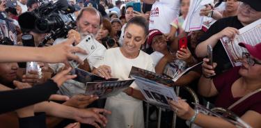 En un evento multitudinario, la aspirante presidencial Claudia Sheinbaum es arropada por sus huestes quienes le pedían autógrafos y otros de lejos tomaban la foto del recuerdo