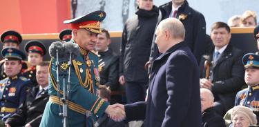 Putin saluda en la plaza Roja de Moscú al ministro de Defensa ruso Serguei Shoigú durante el desfile militar del Día de la Victoria el 9 de mayo