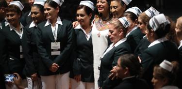 Personal de enfermería del IMSS, fueron homenajeados en el Palacio de Bellas Artes, en reconocimiento su importante labor. En la imagen, con la secretaria de Cultura, Alejandra Frausto