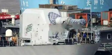 Fotografía tomada en 2018 de un buque de desembarco de tanques Tipo 072 portando lo que se cree es el primer cañón electromagnético.