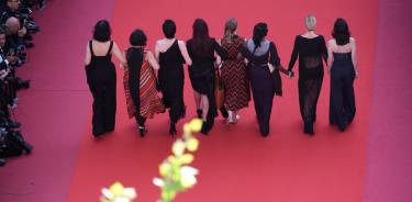 Imagen de mujeres en la alfombra roja de Cannes.
