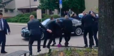Captura de video del premier eslovaco arrastrado al coche tras sufrir múltiples disparos