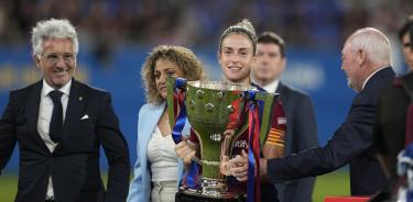 Alexia Putellas recibe la Copa de la Liga Femenina tras el encuentro entre FC Barcelona y Athletic Club de la Primera División femenina / EFE