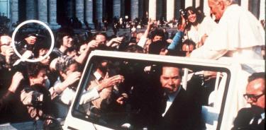 Momento en que Ali Agca apunta con su pistola a Juan Pablo II mientras saludaba a los fieles en el papamóvil descubierto en la plaza de San Pedro, el 13 de mayo de 1981