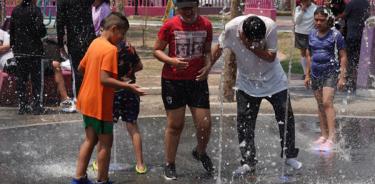 Jóvenes y niños mitigan el calor en una fuente de la CDMX//CUARTOSCURO/