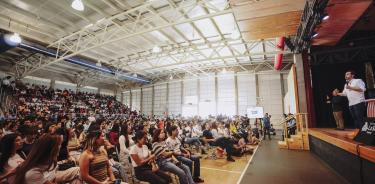 Jorge Álvarez Máynez pondera el voto joven ante estudiantes de La Salle Oaxaca.