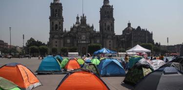 Integrantes de la CNTE acampan en la plancha del Zócalo