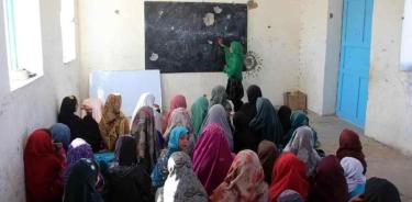 Niñas afganas durante clases en una escuela