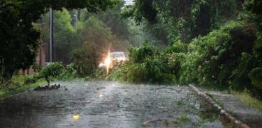 El Servicio Nacional de Meteorología de Houston advirtió a la población sobre los peligros de circular por las calles afectadas