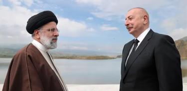 El presidente de Irán, Ebrahim Raisí, junto al presidente de Azerbaiyán en la inauguración este domingo de un embalse binacional, de donde tomó el helicóptero siniestrado