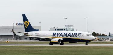 Ryanair, la aerolínea irlandesa de bajo coste, registró un beneficio neto de 1.917 millones de euros en su último ejercicio fiscal, un aumento del 34 % respecto al año anterior