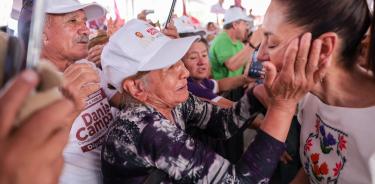 Claudia Sheinbaum, candidata presidencial por Morena y sus aliados, arropada por sus huestes en la alcaldía Magdalena Contreras